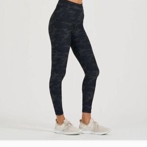 Vuori Clean Elevation Black Camouflage Leggings Sizw X Small 25" Inseam